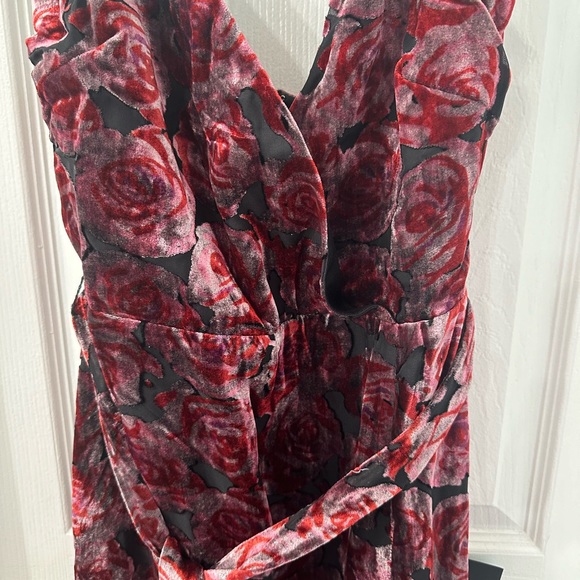 New with tags Lulus velvet red and black maxi dress size M - Picture 6 of 6